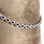 „Colier Safir Diamonds” este un colier uimitor de argint, cu pietre prețioase de safir în formă ovală, fiecare înconjurată elegant de mici diamante, frumos prezentate pe un fundal moale de țesătură bej.